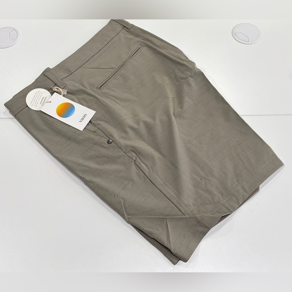 Vuori Men's Size 33 Pebble Short Gravel Tan Grey NWT Quick Drying Performance